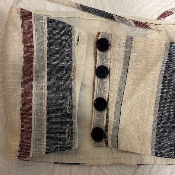 Linen textured Crop Top with buttons on the side. great quality - Picture 2 of 3